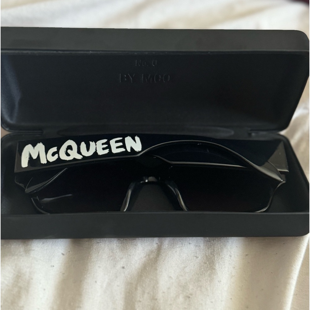 Alexander Macqueen Unisex sunglasses!